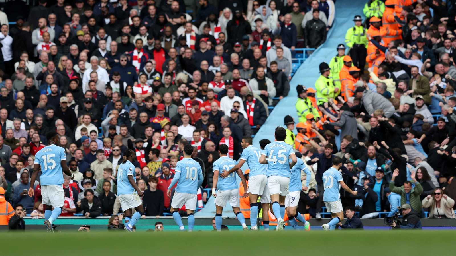 الصراع يشتعل على الصدارة: ترتيب الدوري الإنجليزي بعد فوز مانشستر سيتي على آرسنال 