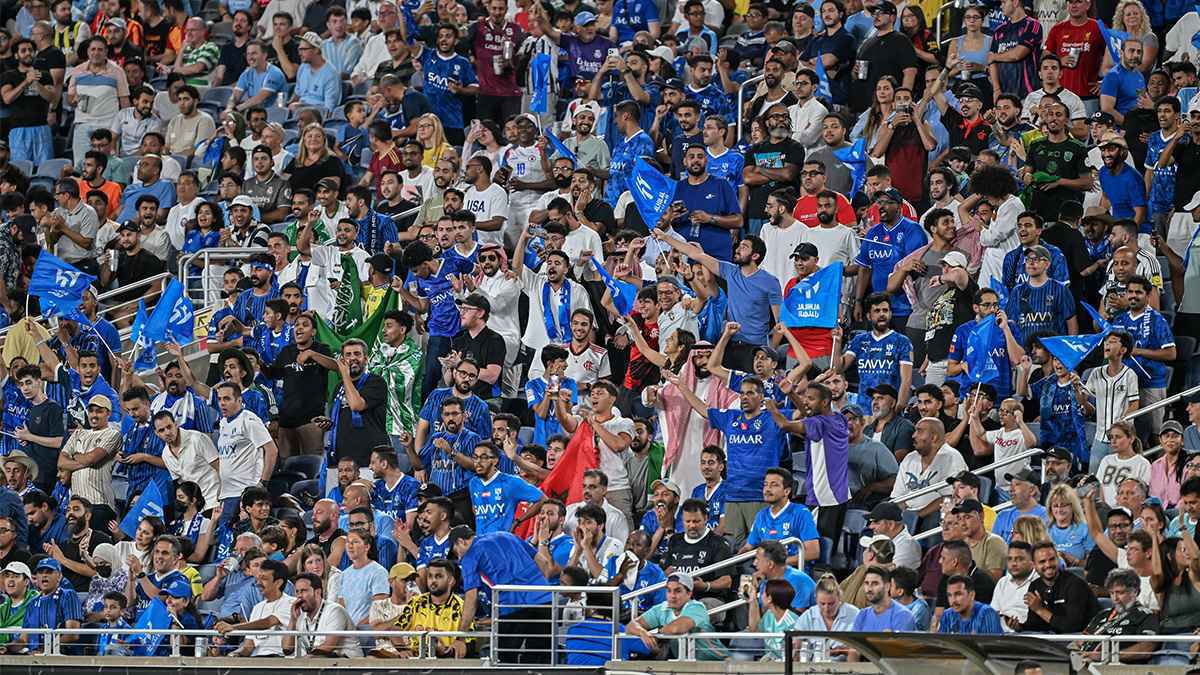 مشجع لنادي النصر يدعم الهلال بقميص رونالدو (فيديو)