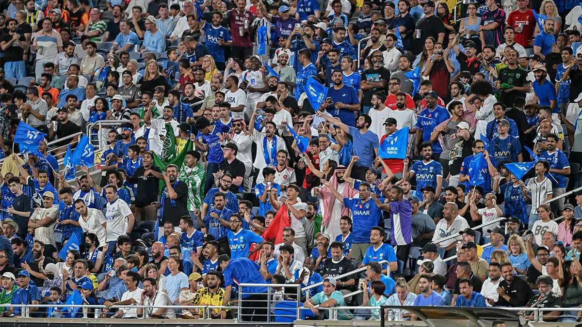 مشجع لنادي النصر يدعم الهلال بقميص رونالدو (فيديو)