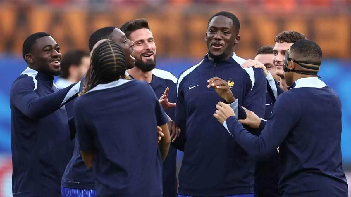 بعد إصابة مبابي.. صدمة جديدة لمنتخب فرنسا وليفربول