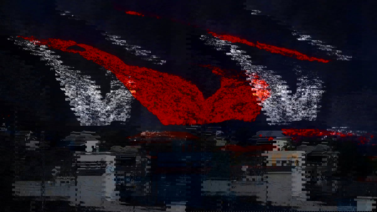 في جزيرة لا بالما.. عيون خائفة تنظر من النوافذ صوب حمم تقترب (صور)