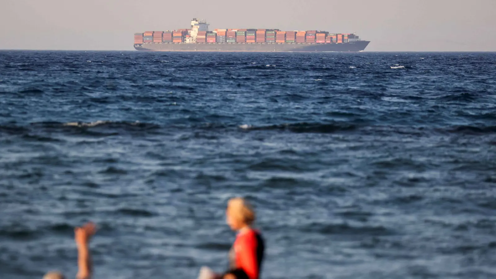 انفجار بسفينة حاويات في البحر الأحمر