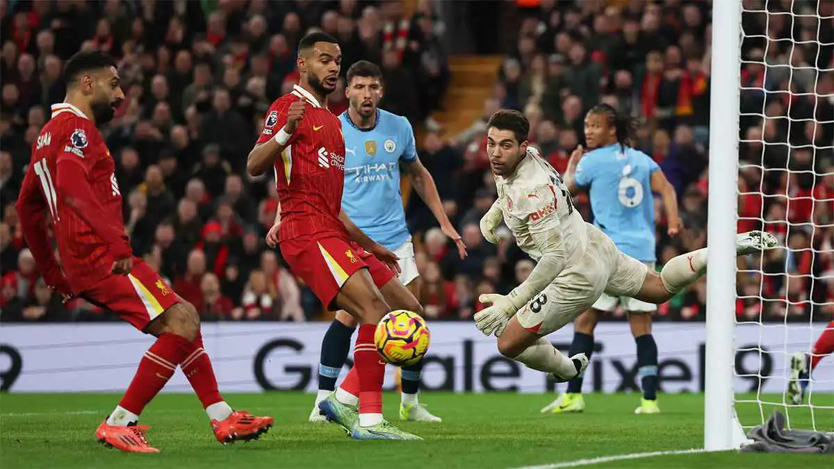 موقف محمد صلاح من المشاركة بمباراة ليفربول ومانشستر سيتي بكأس الاتحاد الإنجليزي