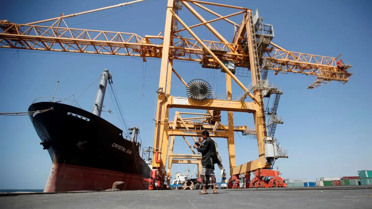 رغم مخالفات الحوثيين.. الحكومة اليمنية تسمح بدخول ناقلات نفطية إلى ميناء الحديدة‎‎