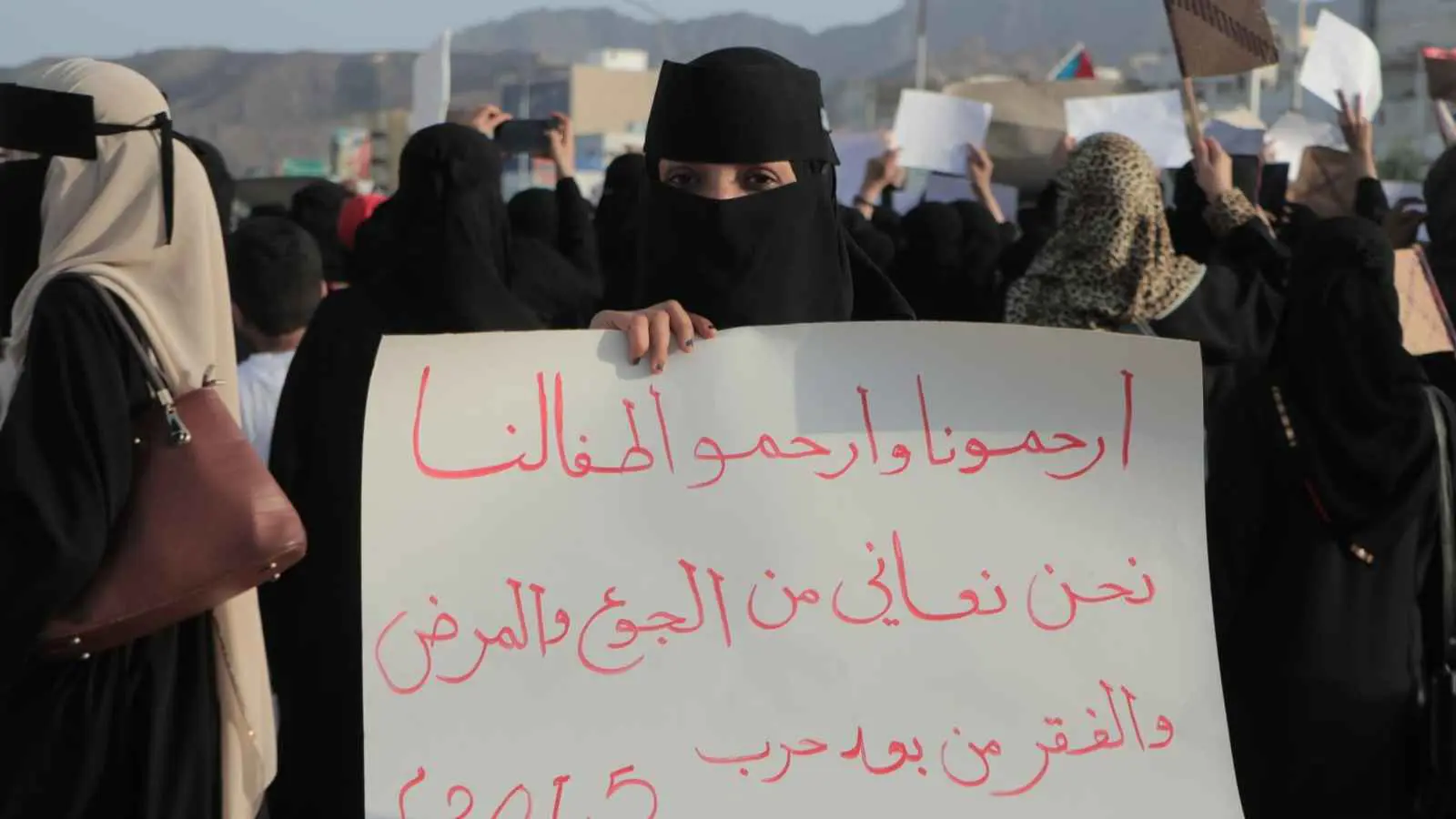 مع تواصل الاحتجاجات الشعبية.. الحكومة اليمنية تعد بانفراج قريب