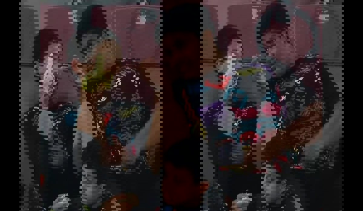 دعابة عفوية بين طفلين بملعب في قطر تثير تفاعلاً واسعاً (فيديو)