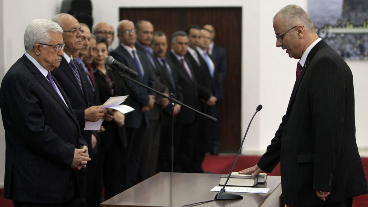 الحمد الله يضع حكومته تحت تصرف الرئيس الفلسطيني