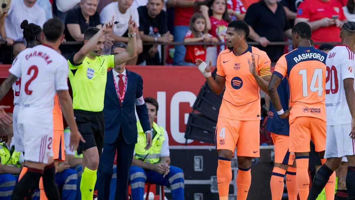 ليست ضربة جزاء.. أشهر حكم إسباني يهاجم طاقم مباراة برشلونة وإشبيلية