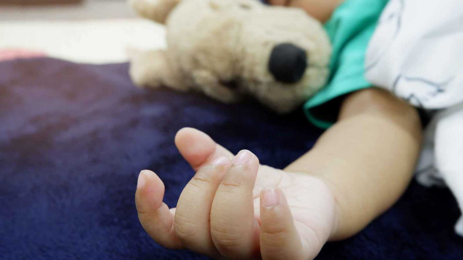 رضيعة تبتلع قطعة مخدرات سقطت من والدها.. وهذا ما حدث