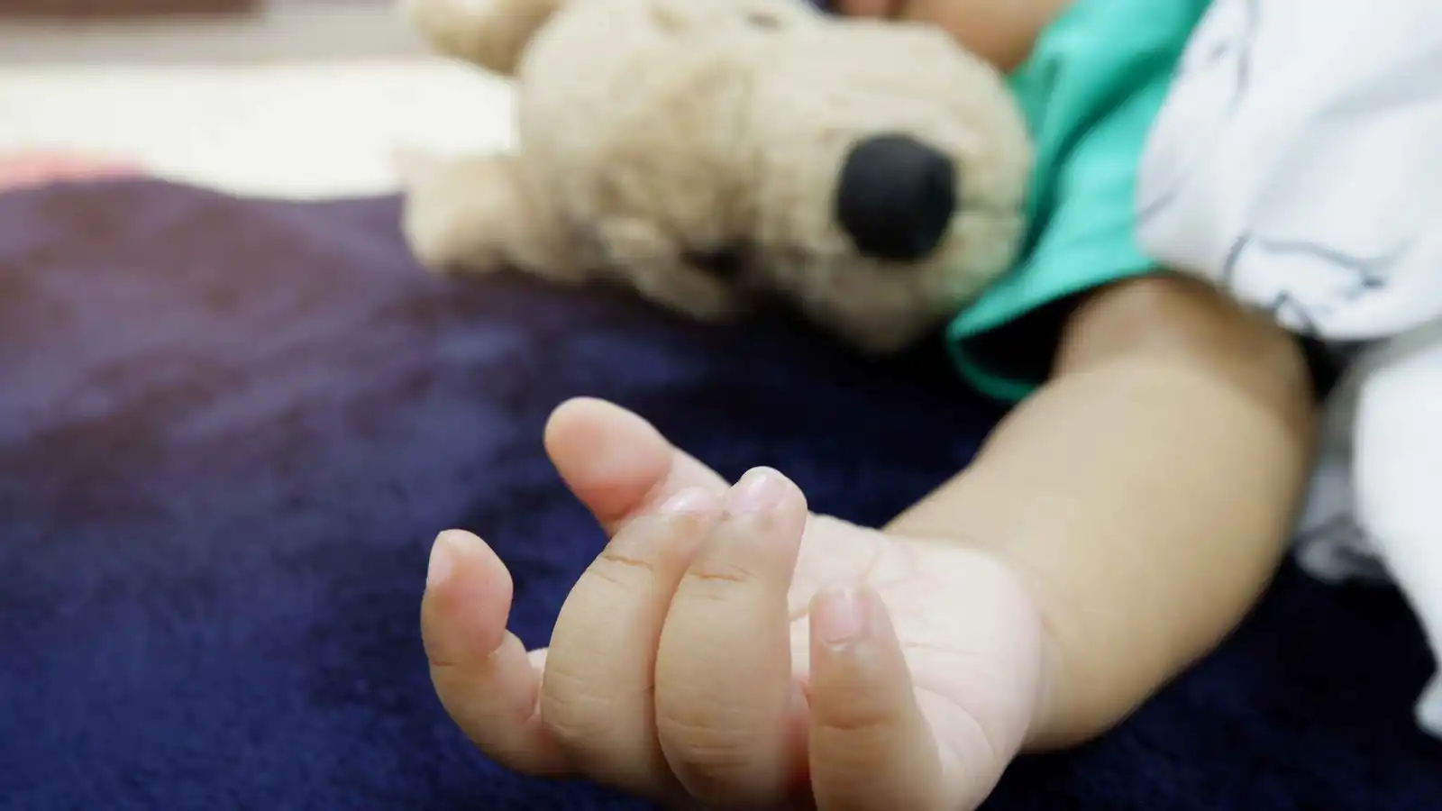 رضيعة تبتلع قطعة مخدرات سقطت من والدها.. وهذا ما حدث