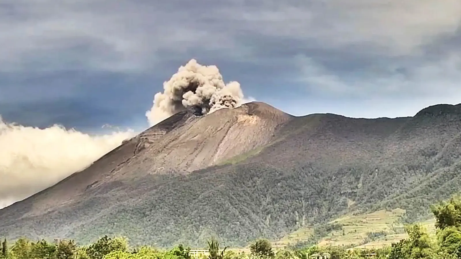 تحذيرات في الفلبين بعد ثوران بركان "كانلاون" (فيديو)