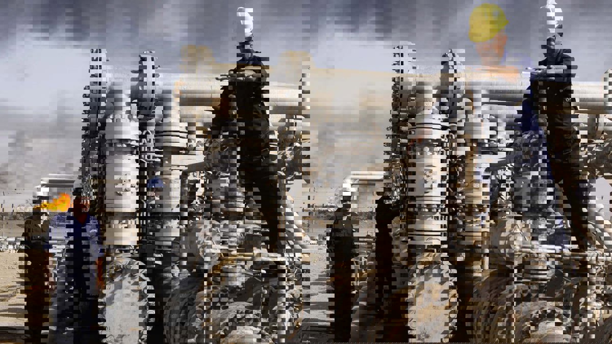 النفط يرتفع بعد تخفيف شنغهاي قيود كورونا وانخفاض إنتاج روسيا