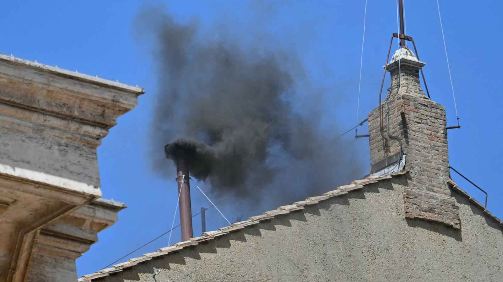 للمرة الثانية.. الدخان الأسود يتصاعد من الفاتيكان (فيديو)