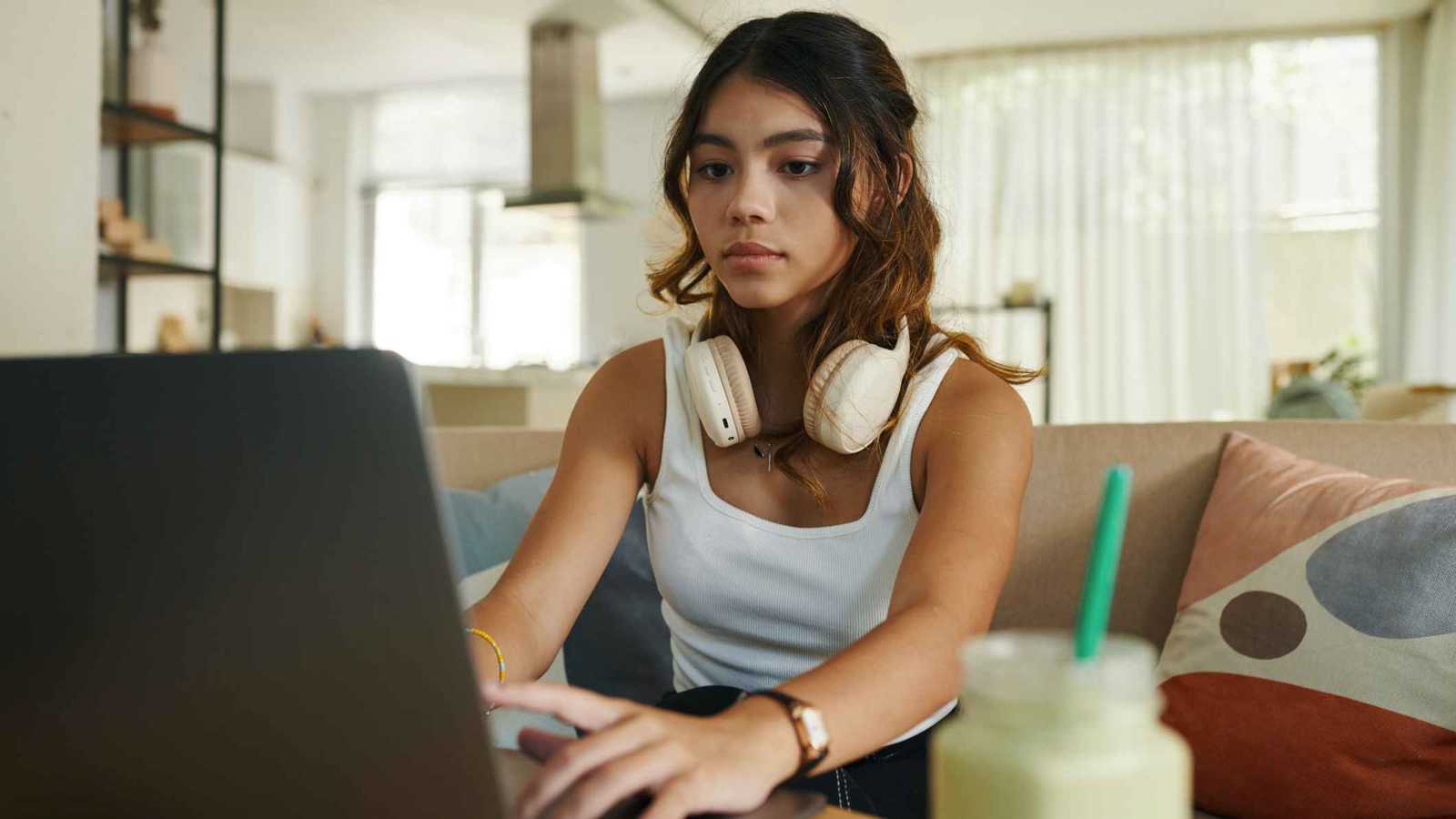 انفصال بين "جيل زد" والطبيعة.. ما أسباب قلة التعرض للهواء الطلق؟