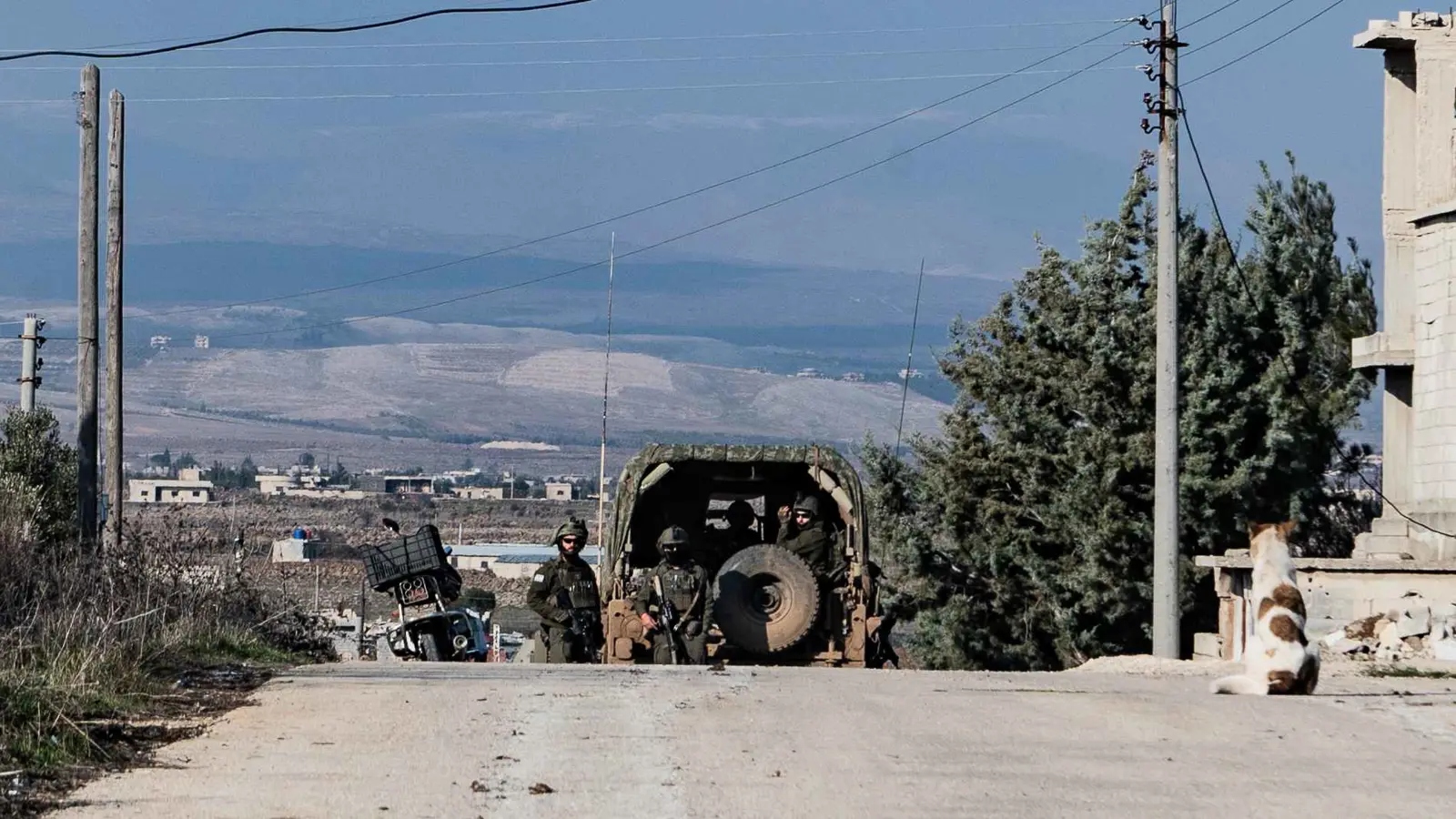 بقاء إسرائيل مقابل رفع العقوبات.. ورقة ترامب لـ"ابتزاز" الشرع