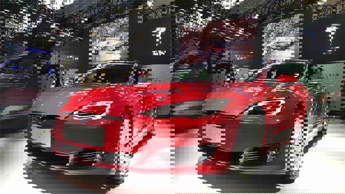 "تسلا" تستدعي 50 ألف سيارة في الصين