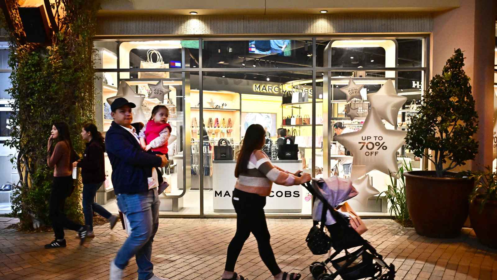 الأمريكيات يُعدنَ النظر في إنجاب الأطفال بسبب ترامب