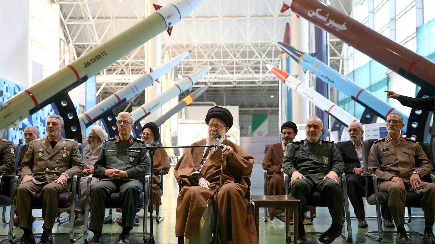 مسؤول إيراني يكشف سر نجاح إسرائيل في اغتيال القادة العسكريين (فيديو)