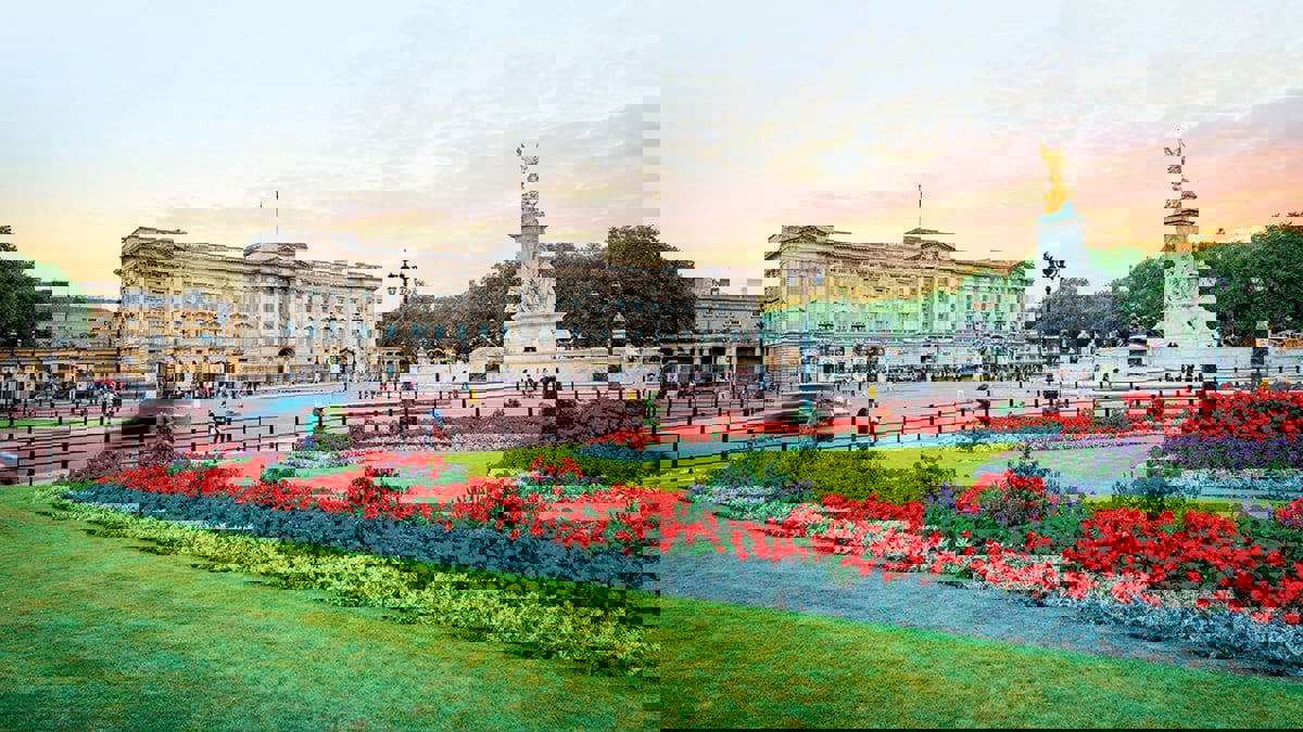 طائرة تحمل نعش الملكة إليزابيث تهبط في لندن