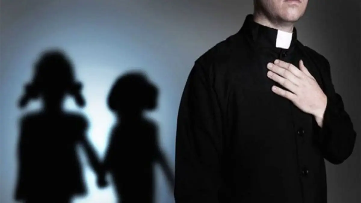 اعتدى جنسيًّا عليهم.. رجل دين في فرنسا يواجه تهم اغتصاب قاصرين