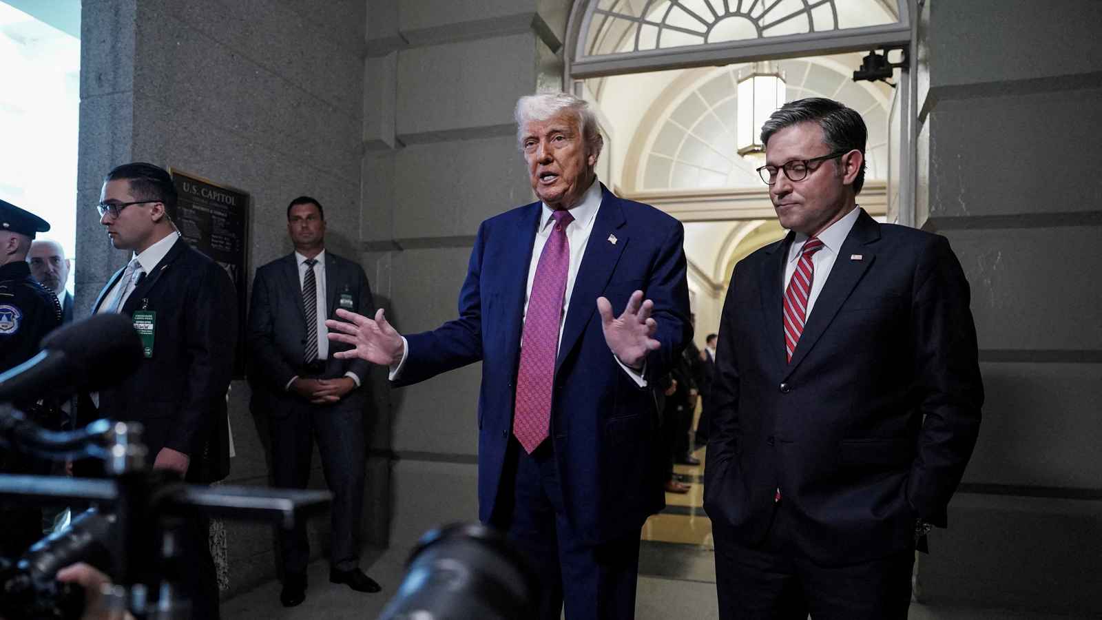 "الغارديان": ترامب يتمسك بحربه التجارية رغم اعتراضات الكونغرس