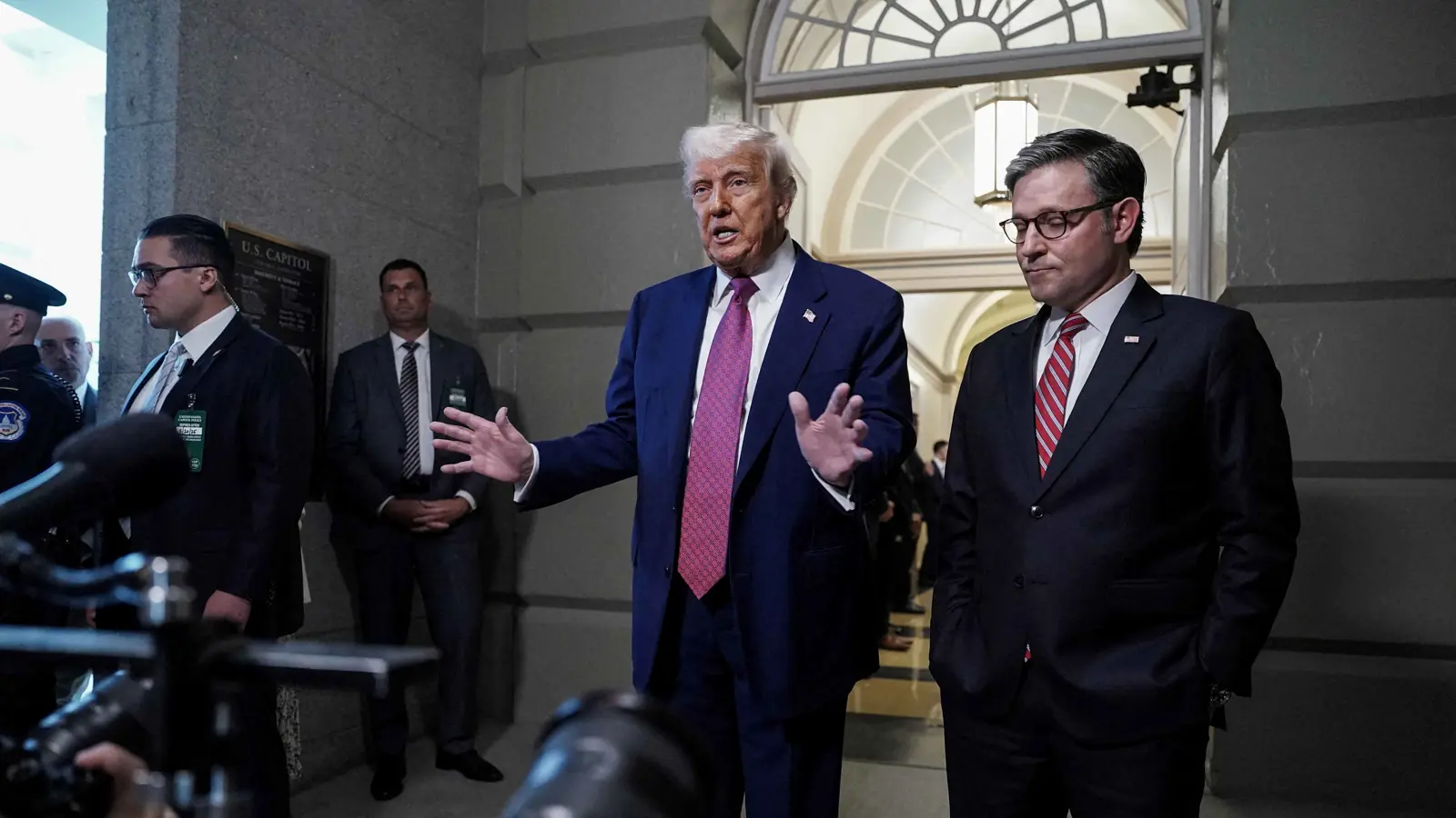 "الغارديان": ترامب يتمسك بحربه التجارية رغم اعتراضات الكونغرس