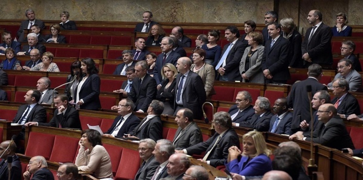 الاشتراكيون يخفقون في الإطاحة بالحكومة الفرنسية