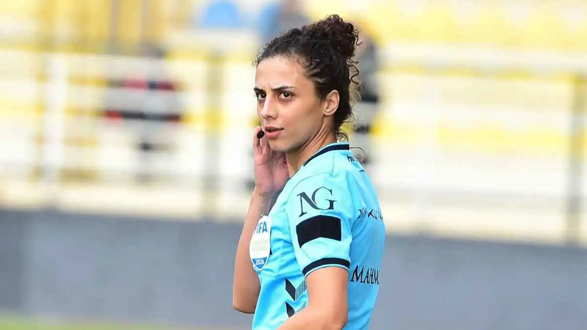 تدخل عنيف على حكمة في الدوري التركي (فيديو)