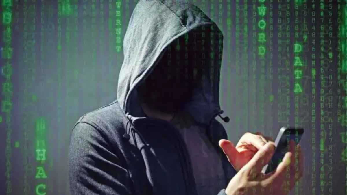 كيف يحول المتسللون هاتفك إلى أداة تجسس دون أن تشعر؟