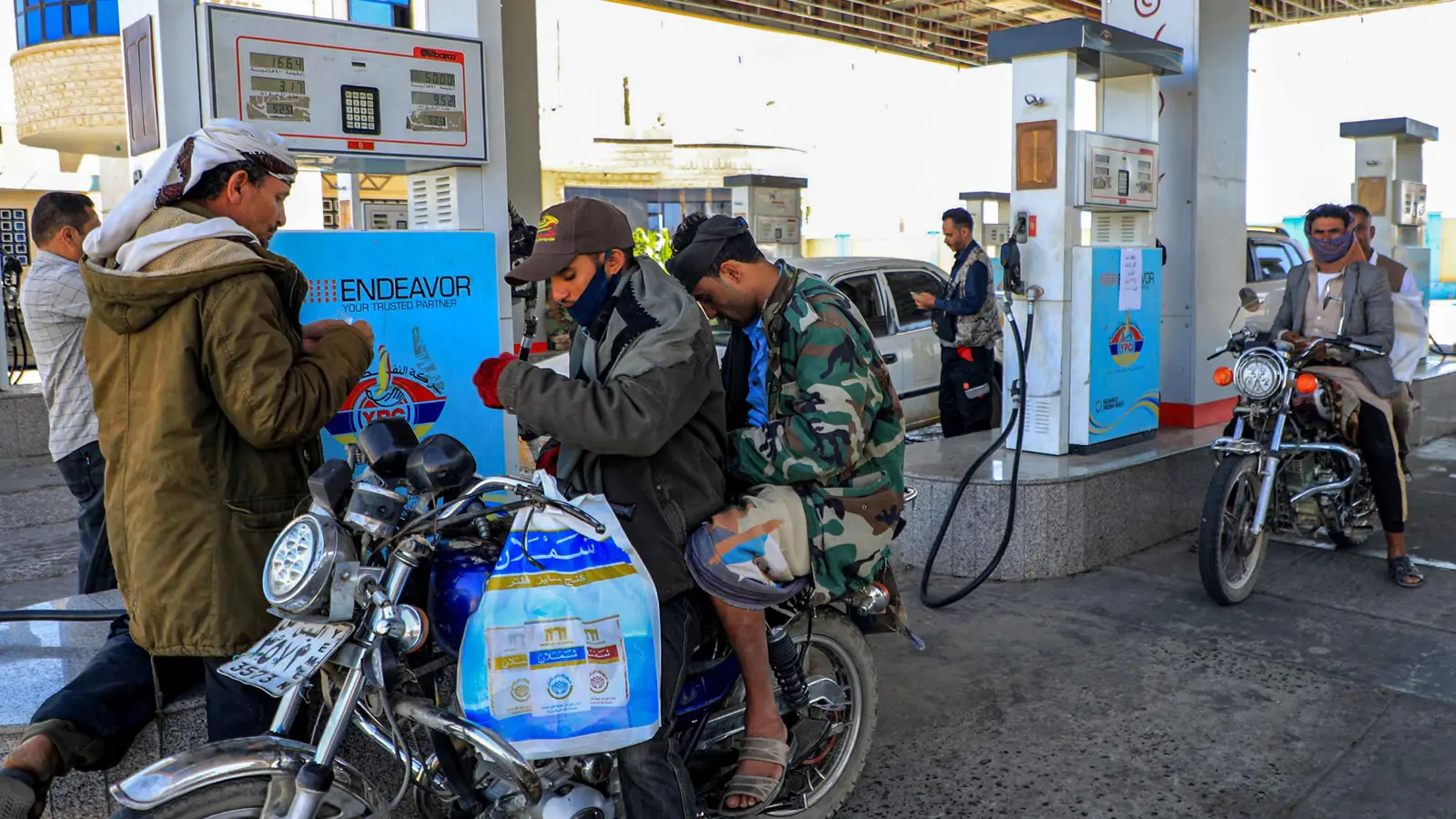 الحكومة اليمنية تتعهد بتأمين الوقود للمواطنين في مناطق سيطرة الحوثيين