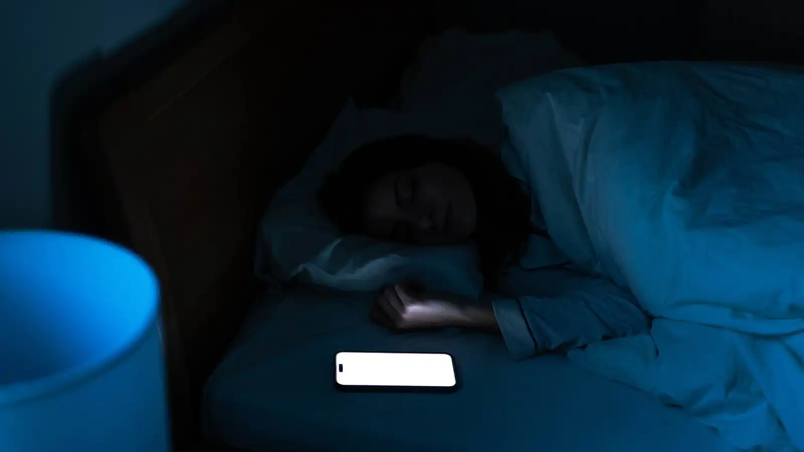 النوم بجانب هاتفك قد يرفع مخاطر صحية طويلة المدى