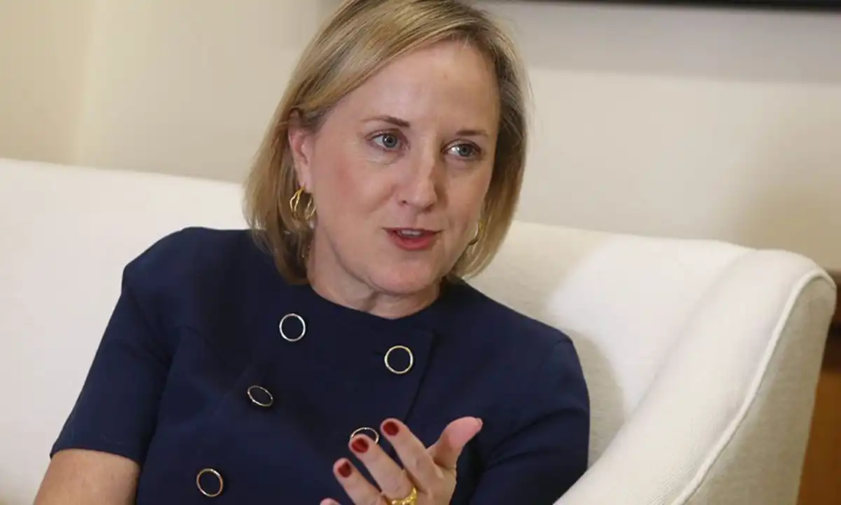 القائمة بأعمال السفير الأمريكي في أوكرانيا جولي ديفيس.