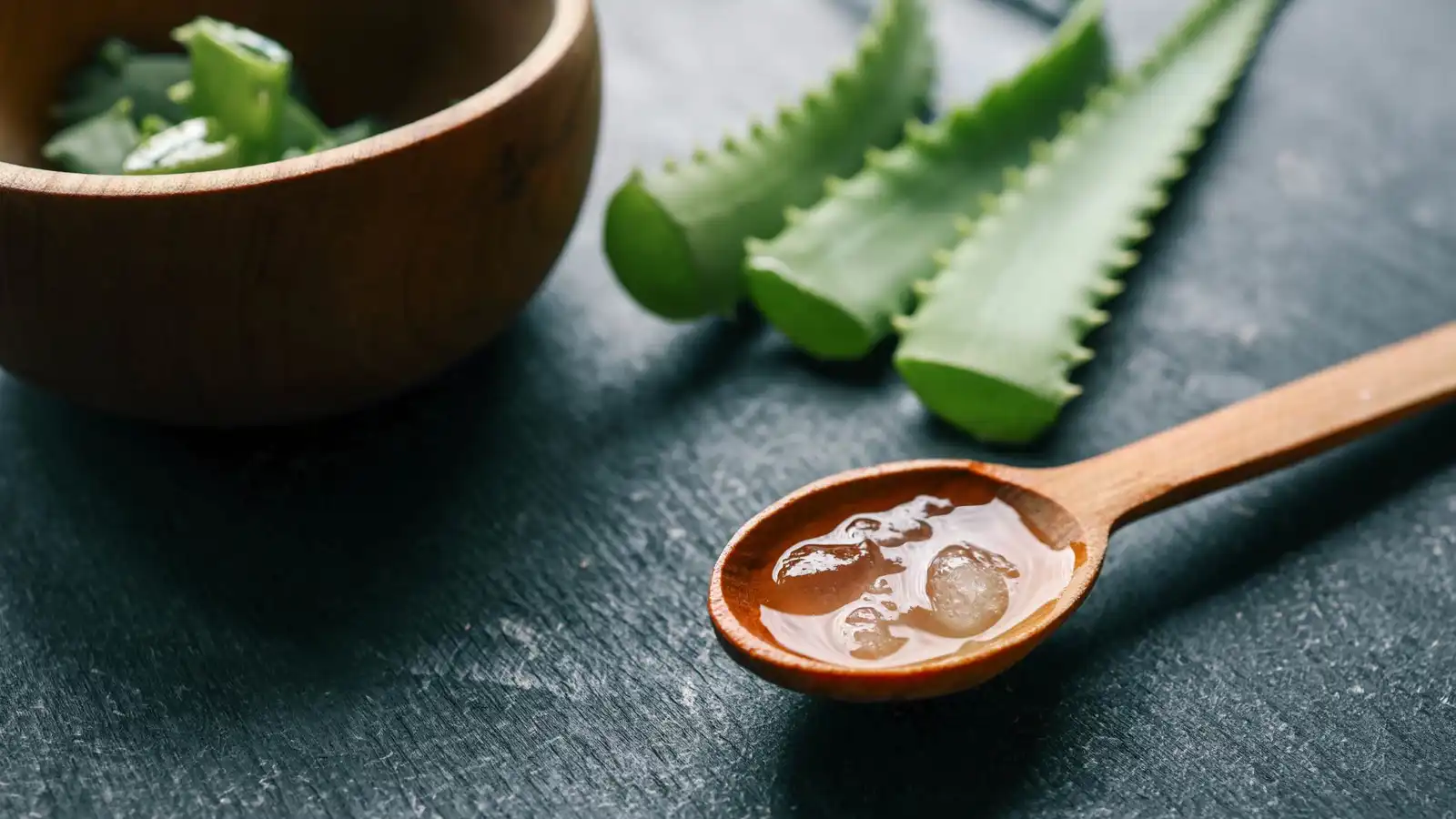 5 علاجات طبيعية قد تساعد في تقليل البقع الداكنة تدريجيًا