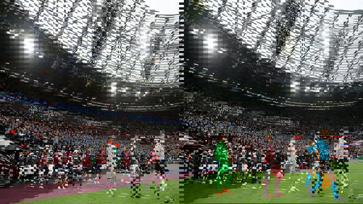 جماهير فرانكفورت تعتدي على مشجعي وست هام قبل مباراة نصف نهائي الدوري الأوروبي