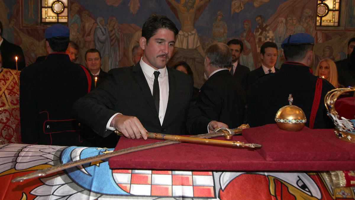 أمير صربيا يتزوج طبيبة أسنان من عامة الشعب (صور)