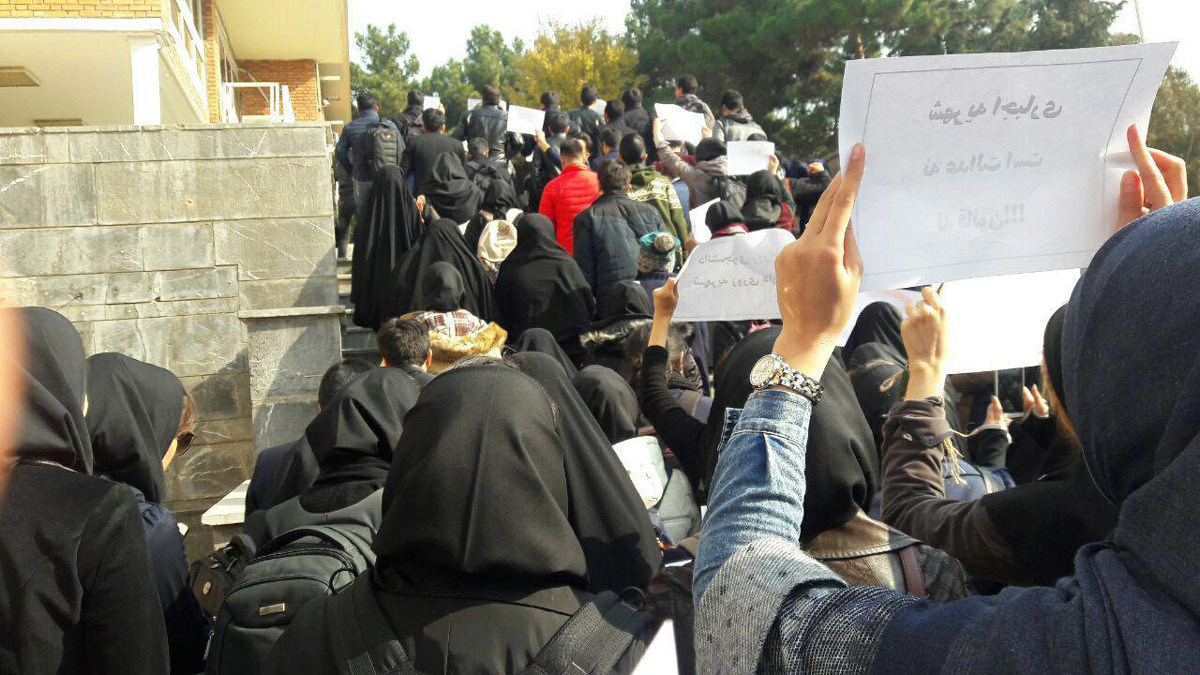 "احتجاجات البنزين" تصل جامعة طهران.. والسلطات تغلق أبوابها