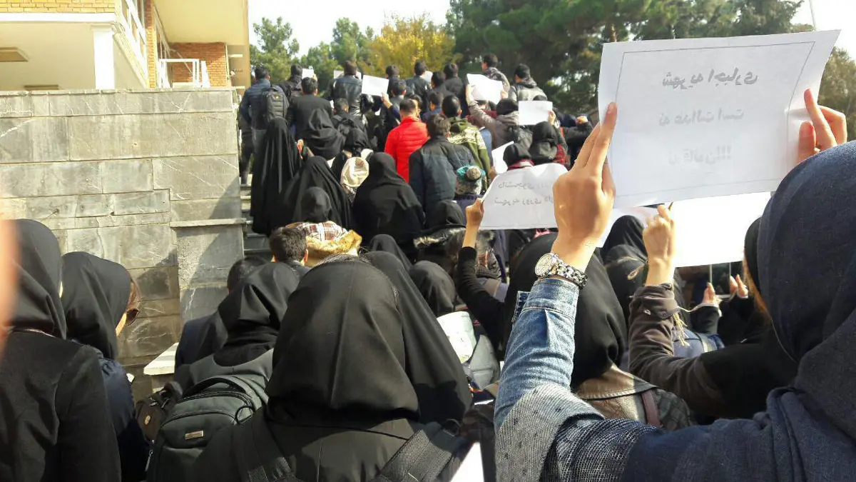 "احتجاجات البنزين" تصل جامعة طهران.. والسلطات تغلق أبوابها