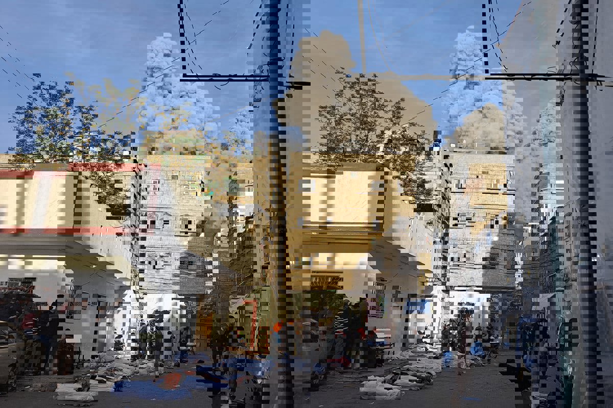  غزة.. الجرافات الإسرائيلية تدفن جثث نازحين في مستشفى كمال عدوان 