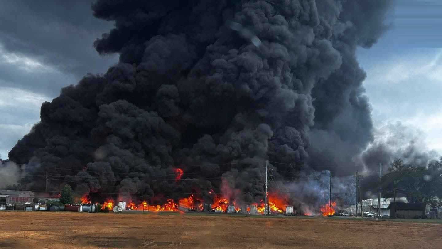 أطلق سحباً سوداء.. انفجار ضخم وحريق هائل في لويزيانا الأمريكية (فيديو)