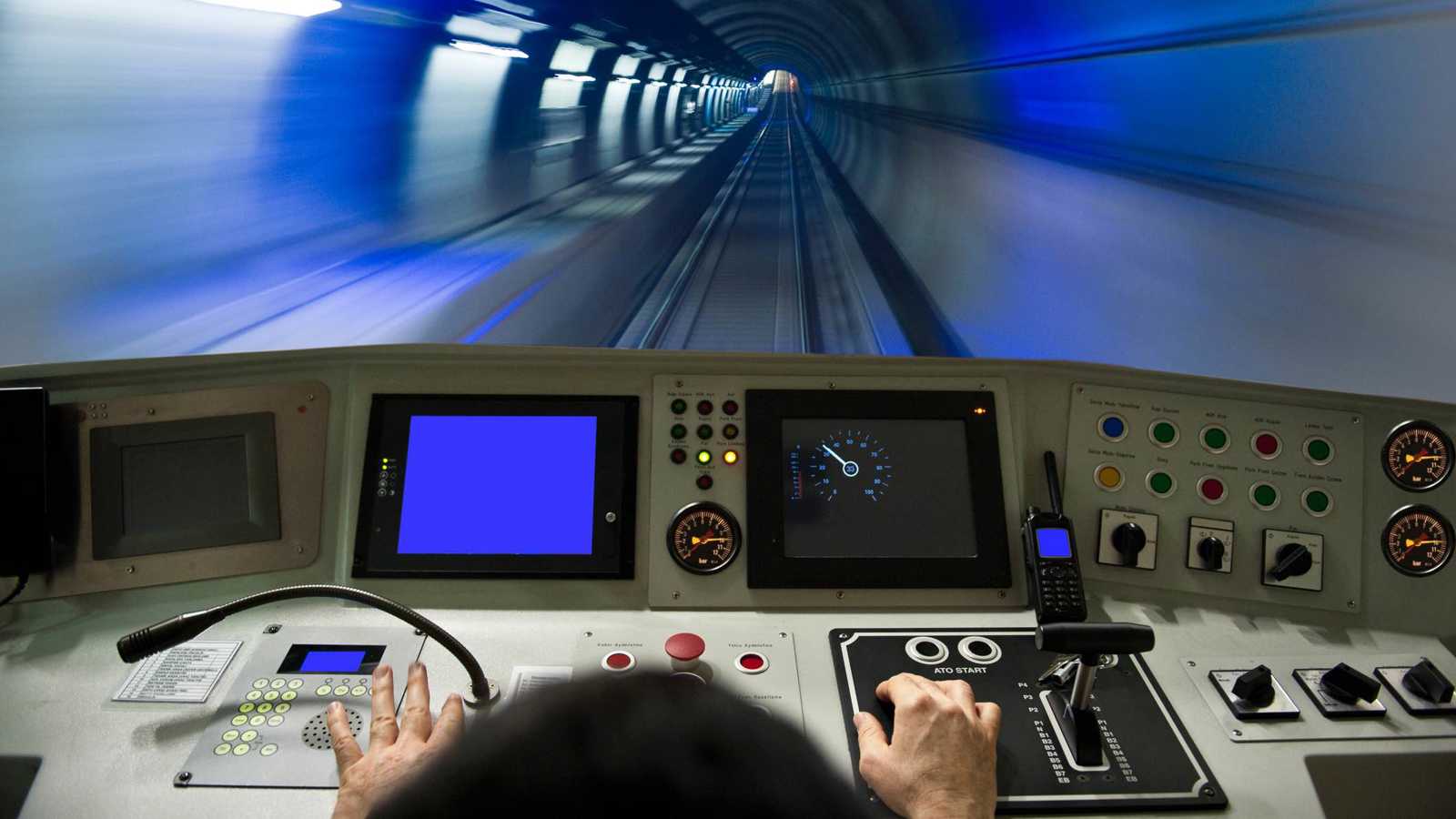 ركاب قطار يعيشون لحظات رعب بعد غفوة السائق (فيديو)