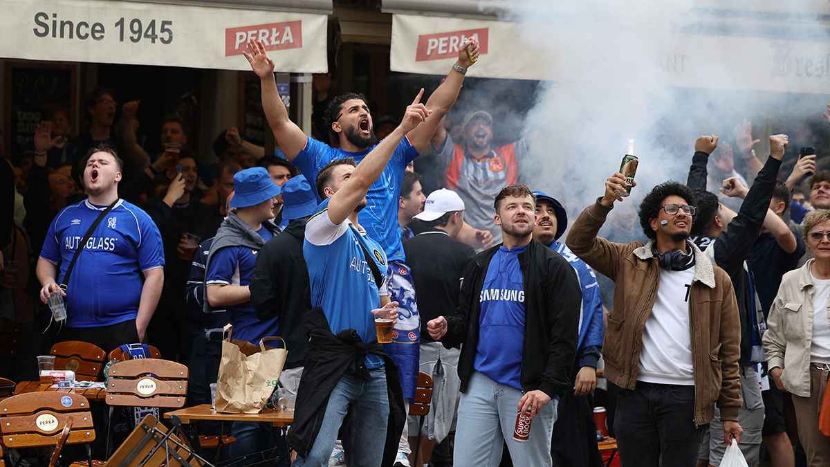 اشتباكات بين مشجعي تشيلسي وريال بيتيس قبل نهائي دوري المؤتمر (فيديو)