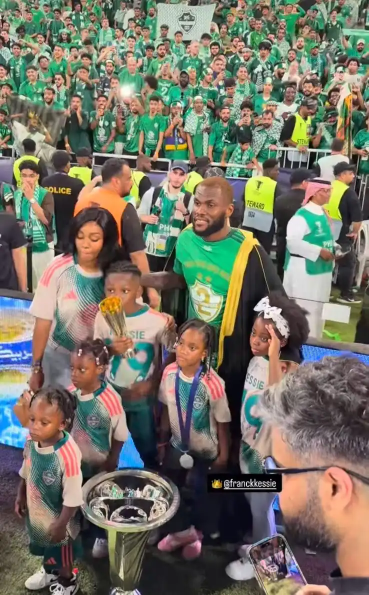 كيسيه يرتدي البشت