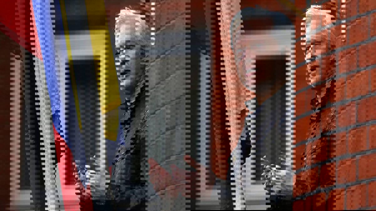 بومبيو: بريطانيا ستسلمنا أسانغ لمحاكمته بتهمة التجسس