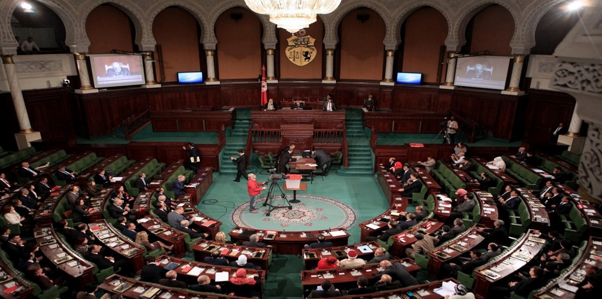 رئيس البرلمان التونسي يطرد نائبًا وصفه بـ"أكبر كارثة"‎ (فيديو)