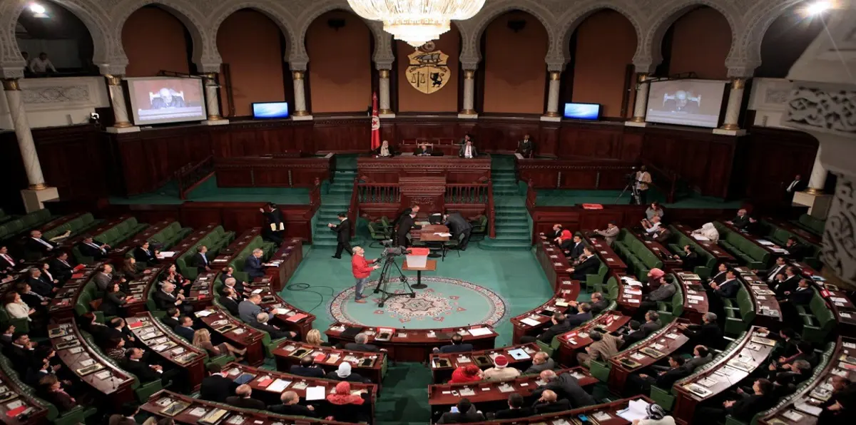 رئيس البرلمان التونسي يطرد نائبًا وصفه بـ"أكبر كارثة"‎ (فيديو)