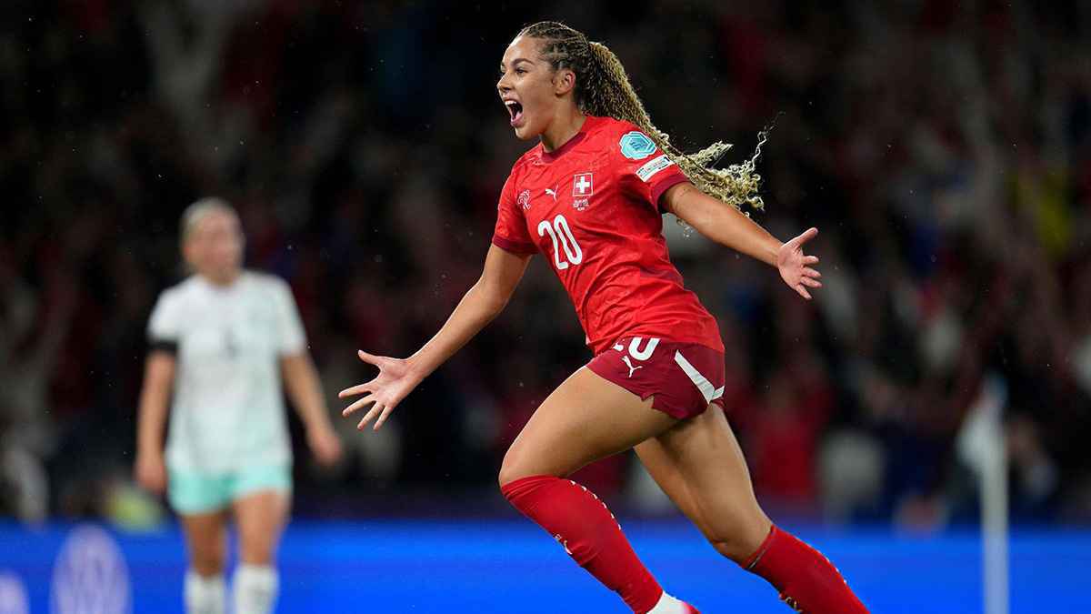 احتفال مثير من لاعبة منتخب سويسرا مع صديقها في المدرجات (فيديو)