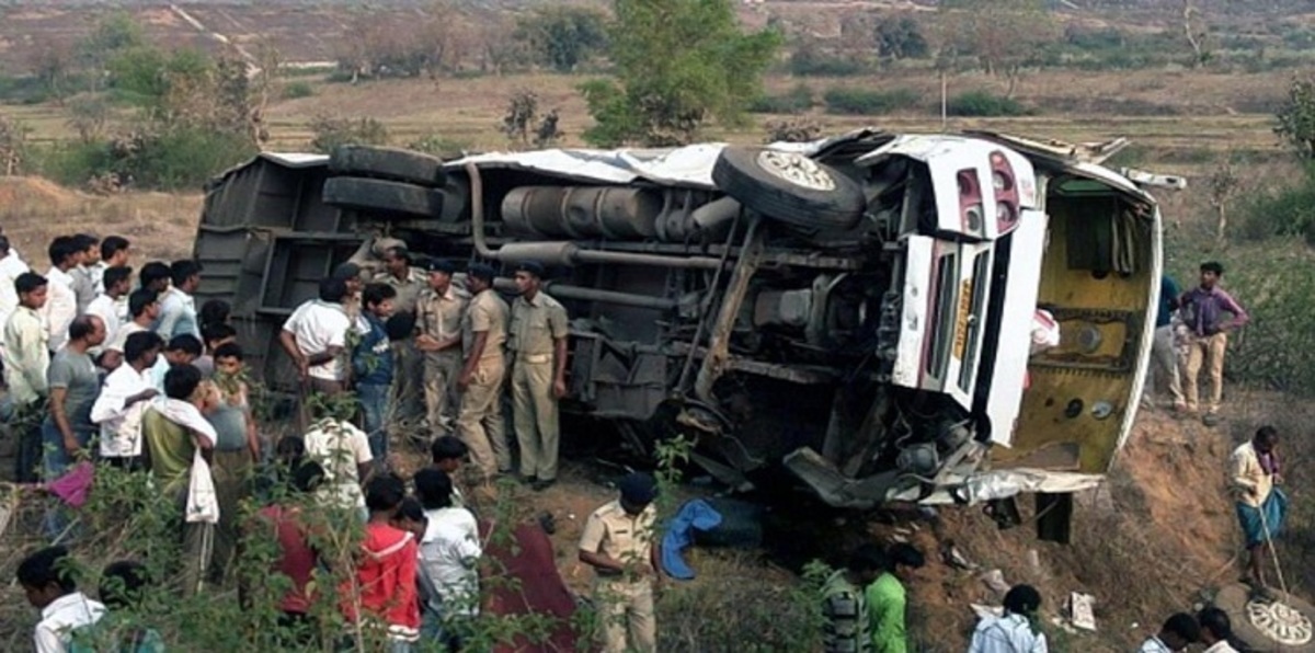 30 قتيلاً في حادثين مروريين بالهند