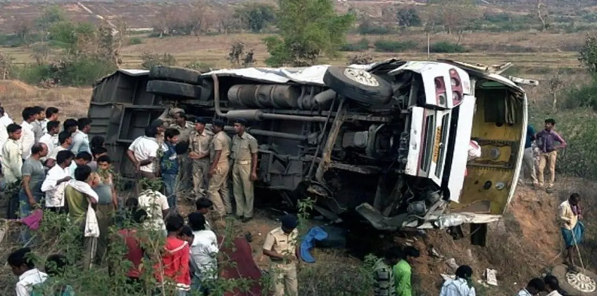 30 قتيلاً في حادثين مروريين بالهند