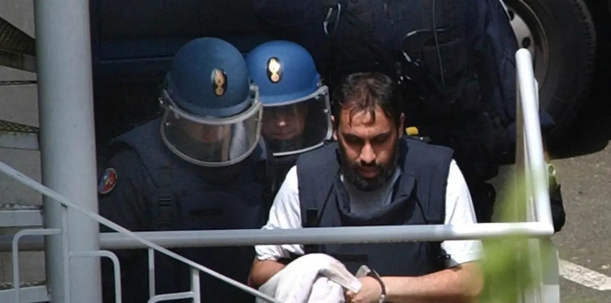 فرنسا تبعد جمال بغال مرشد منفذيْ هجوم باريس إلى مسقط رأسه