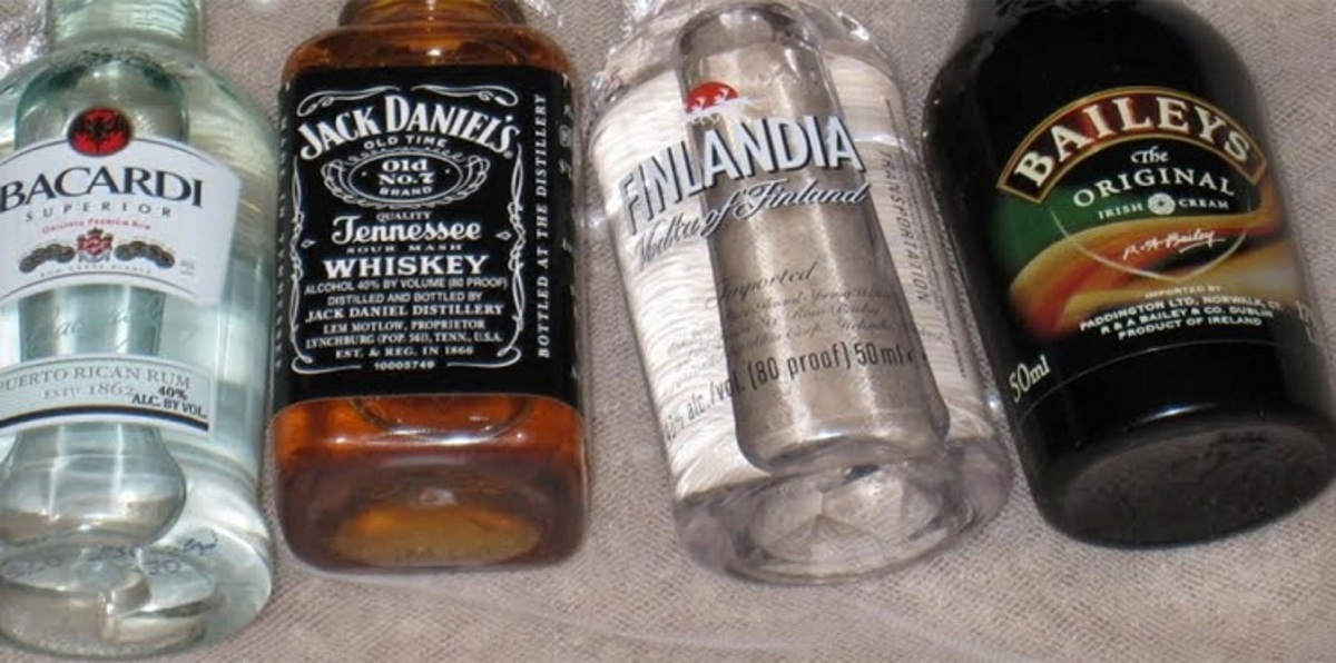 مضيفة تسرق زجاجات خمر من طائرة وتبيعها عبر الإنترنت